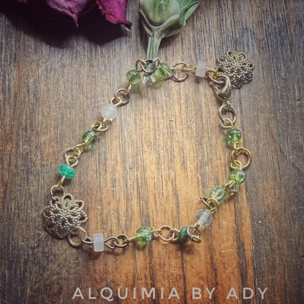 Green GEMSTONES 💎 and Gold Bracelet